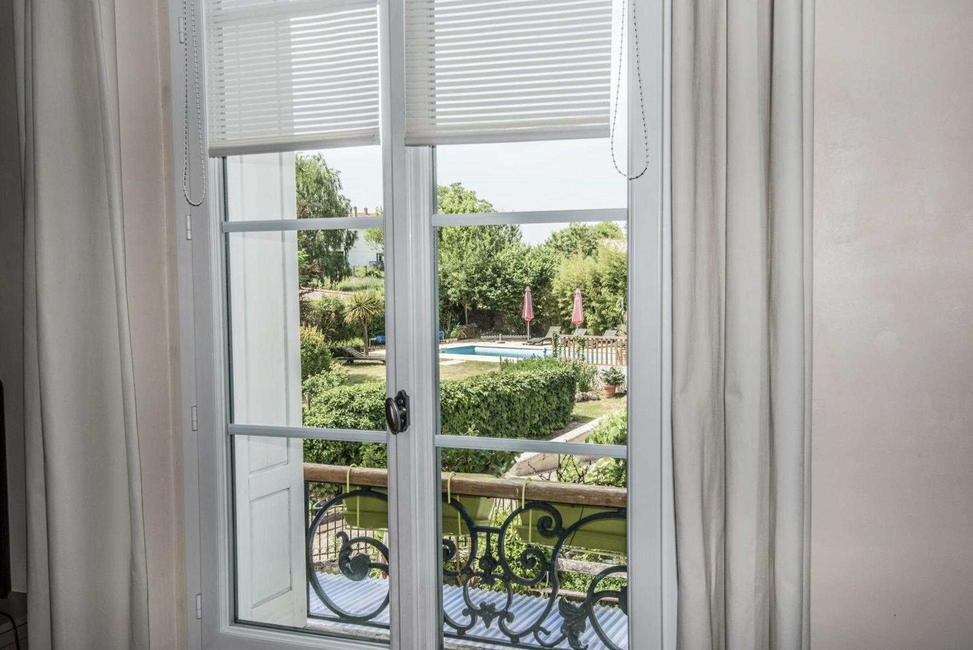 Les Tuileries De Chanteloup La Roche-Chalais Номер фото